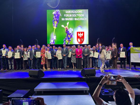 Ilustracja do informacji: Samorządowe Forum Sołtysów w Olsztynie. Wyróżnienie dla Pani Alicji Rogoz Sołtys Nowakowa i oblężone stoisko KGW „Nasze Tropy”